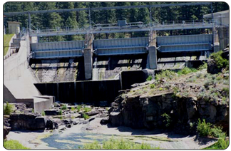 The J.C. Boyle Dam on the Klamath River is one of four dams that could be removed under an Agreement in Principle announced by Secretary of the Interior Dirk Kempthorne. [Photo by Steve Peder]